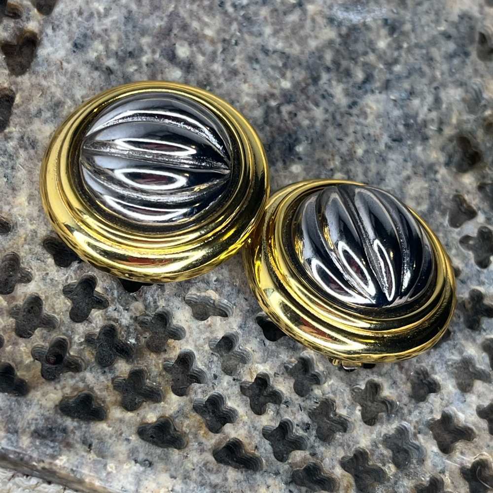 VTG Ginnie Johansen Designs Two Tone Round Button Clip On Earrings - Picture 4 of 4